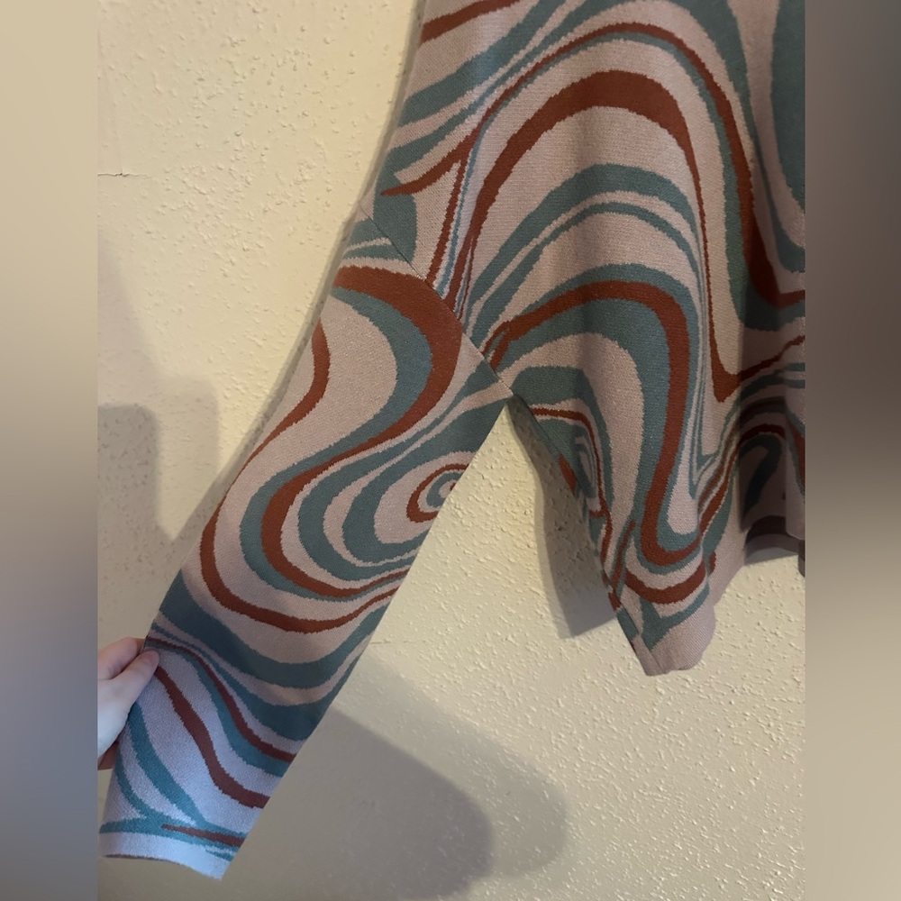 Swirled Pattern Cropped Sweater - Picture 3 of 5